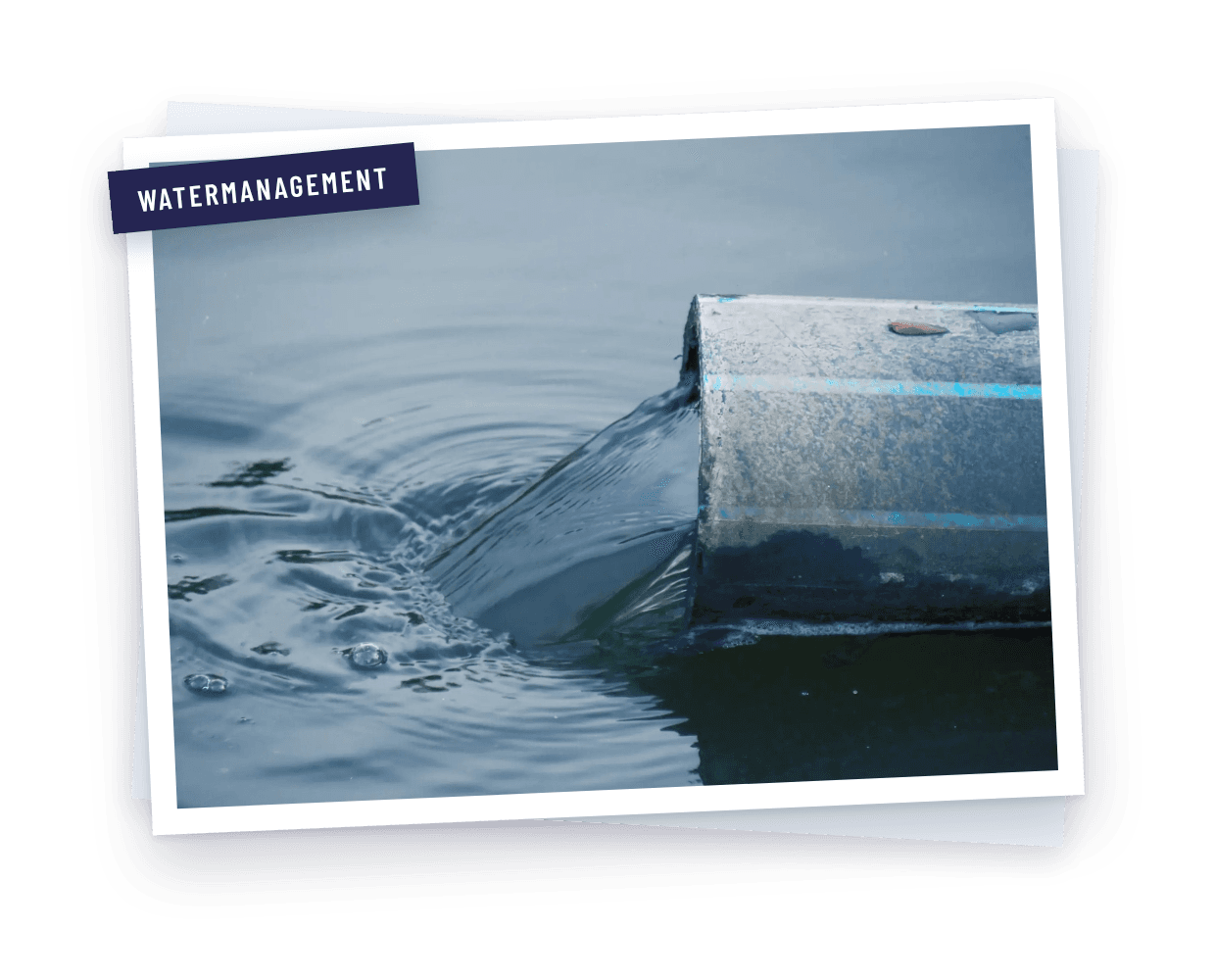 Een buis die water afvoert op een bouwplaats